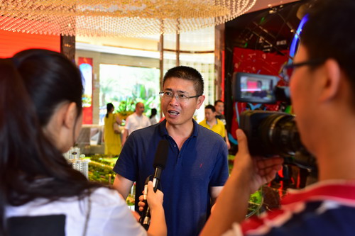 4谢海波会长接受当地媒体采访.JPG